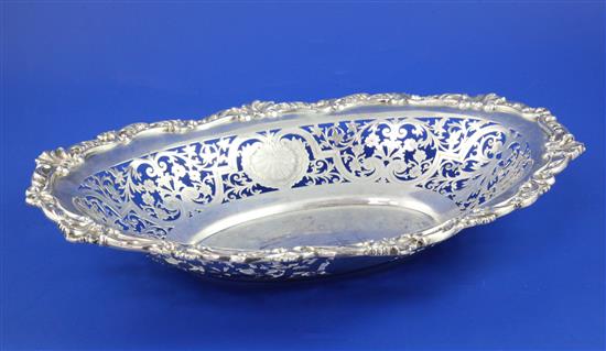 An Edwardian pierced silver oval fruit bowl, 15 oz.